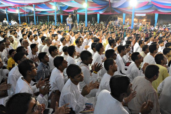 devotees sing responsively 