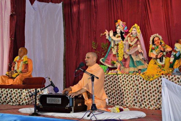 Radhanath Swami sings 'Jay Radha Madhav' before the lecture