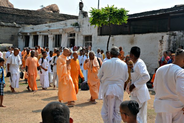 Radhanath Swami arrives at Raghunath Swamy Temple