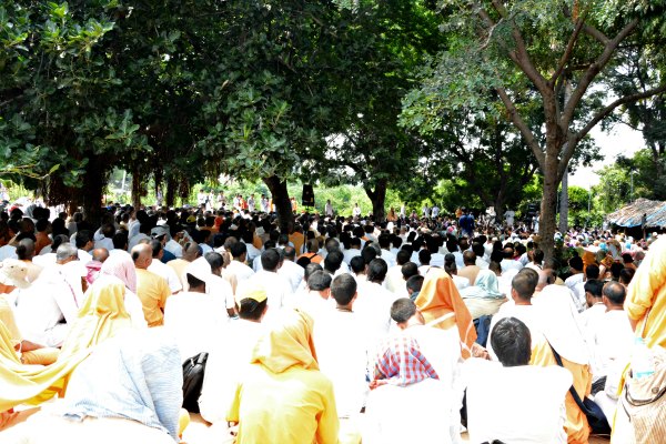 Pilgrims listening to Radhanath Swami