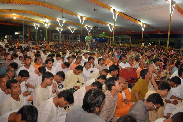 Devotees hearing to Radhanath Swami
