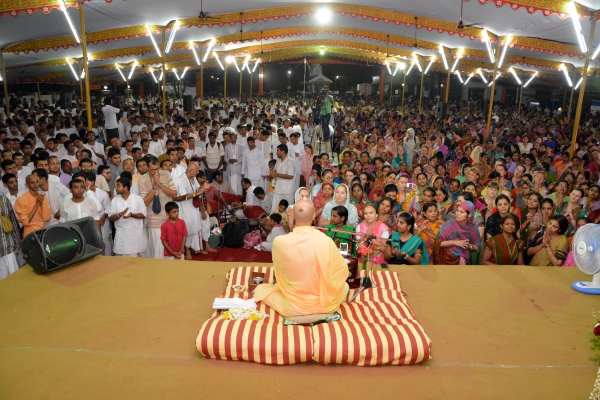 Radhanath Swami doing Kirtan at Udupi