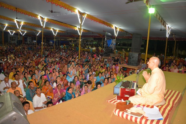 Radhanath speaking at Udupi Yatra