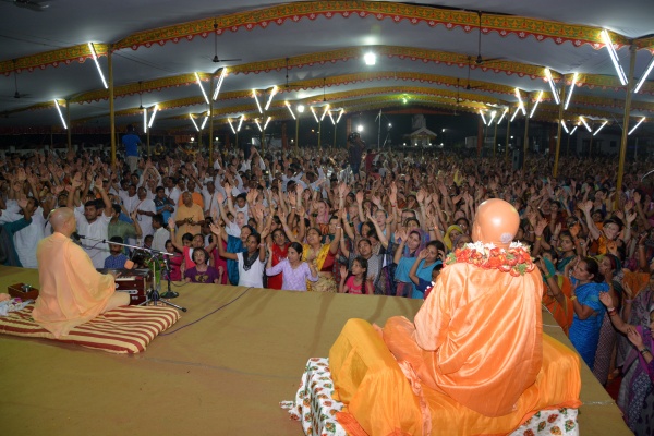 Radhanth Swami - Devotees in kirtan