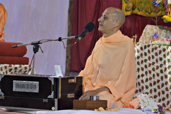 Radhanath Swami speaking at Hampi yatra