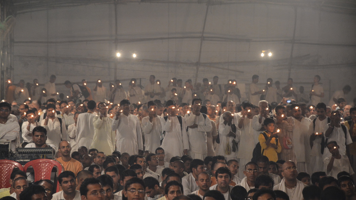 Devotees offering lamps to Lord Damodar