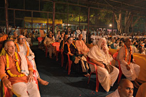 Devotees-hearing-a-talk-by-Radhanath-Swami