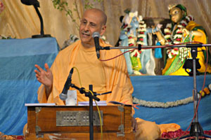 Radhanath Swami explains “This is the way to enter Vrindavan” 2013 Yatra, Vrindavan, Day 1