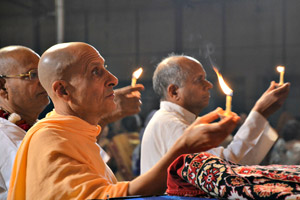 Radhanath-Swami-offering-lamp-to-Lord-Damodara